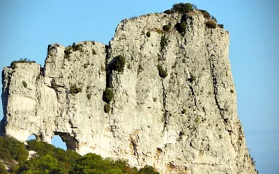Le Rocher des deux trous à St Rémy