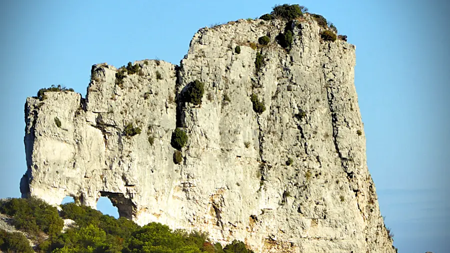 Rocher des deux trous &agrave; Saint-R&eacute;my